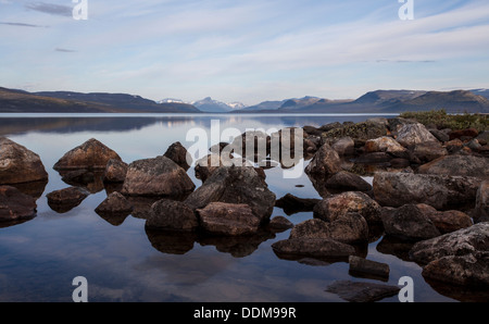 Felsigen Seenlandschaft von Kilpisjärvi, Finnland am Morgen Stockfoto