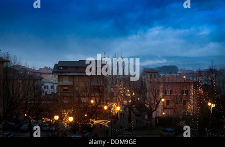 Passignano am Abend am Trasimeno-See in der Weihnachtszeit Stockfoto