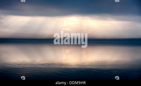 Nebligen Abend in Passignano am Trasimeno-See, Umbrien, Italien Stockfoto