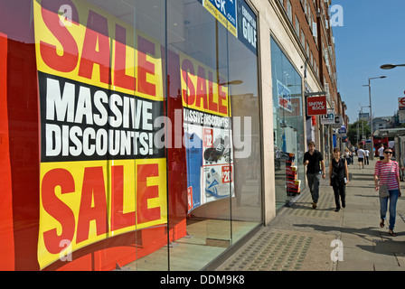 Massive Preisnachlässe Verkaufsposter in einem Schaufenster an der Kensington High Street, London, england
