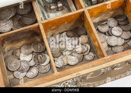 Vintage Kasse Geld Schublade mit alten US-Münzen. Stockfoto