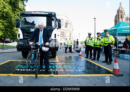 London, UK - 4. September 2013: Bürgermeister von London, Boris Johnson posiert für ein Foto neben einem schweren waren Fahrzeug (LKW) während der Metropolitan Police "Den Austausch von Orten" Veranstaltung zur Sensibilisierung für die Fragen der Sicherheit von Fahrer und Radfahrer konfrontiert. Bildnachweis: Piero Cruciatti/Alamy Live-Nachrichten Stockfoto