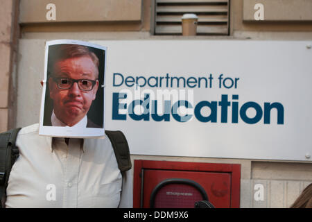 London, UK. 4. September 2013. Demonstrant mit Michael Gove (Sek. State Education) Maske während DPAC (behinderte Menschen gegen Kürzungen) Protest Ungleichheit für Menschen mit Behinderungen außerhalb der Abteilung für Bildung hervorheben. London, UK, 4. September 2013 Credit: Martyn Wheatley/Alamy Live News Stockfoto