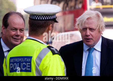 London, UK - 4. September 2013: der Bürgermeister von London, Boris Johnson und der Verkehrsminister Stephen Hammond beteiligen sich an der Metropolitan Police "Den Austausch von Orten" Veranstaltung zur Sensibilisierung für die Fragen der Sicherheit von Fahrer und Radfahrer konfrontiert. Bildnachweis: Piero Cruciatti/Alamy Live-Nachrichten Stockfoto