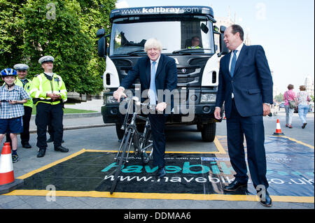 London, UK - 4. September 2013: der Bürgermeister von London, Boris Johnson und der Verkehrsminister Stephen Hammond beteiligen sich an der Metropolitan Police "Den Austausch von Orten" Veranstaltung zur Sensibilisierung für die Fragen der Sicherheit von Fahrer und Radfahrer konfrontiert. Bildnachweis: Piero Cruciatti/Alamy Live-Nachrichten Stockfoto