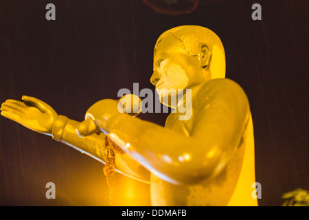 Statue des ermordeten Gewerkschaftsführer Chea Vichea, Phnom Penh, Kambodscha. Stockfoto