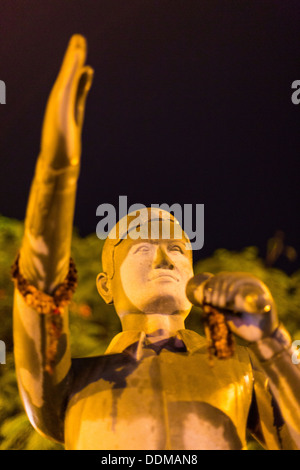 Statue des ermordeten Gewerkschaftsführer Chea Vichea, Phnom Penh, Kambodscha. Stockfoto