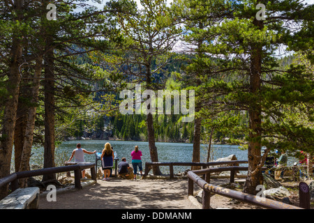 Touristen auf dem Bear Lake Trail, Rocky Mountain Nationalpark, Colorado, USA Stockfoto