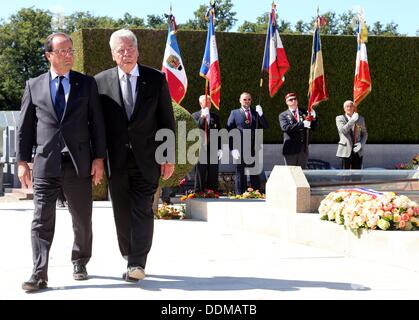 Oradour-Sur-Glane, Frankreich. 04. September, 2013. German President Joachim Gauck (R) und der französische Präsident Francois Hollande besuchen die Gedenkstätte in Oradour-Sur-Glane, Frankreich, 4. September 2013. Eine Einheit der SS-Offiziere ermordet im Juni 1944 642 Bürger der Stadt. Der Bundespräsident ist bei einem dreitägigen Besuch in Frankreich. Foto: WOLFGANG KUMM/Dpa/Alamy Live News Stockfoto