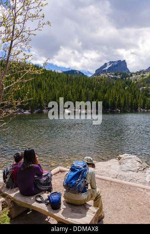 Familie sitzt der Bear Lake Trail, Rocky Mountain Nationalpark, Colorado, USA Stockfoto