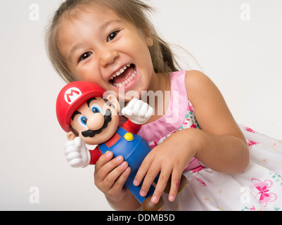 Nintendo Super Mario Toy mit Japanerin Stockfoto