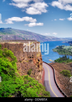 Straße in Columbia River Gorge National Scenic Bereich, Oregon Stockfoto