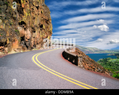 Straße in Columbia River Gorge National Scenic Bereich, Oregon Stockfoto