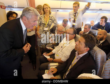 Oradour-Sur-Glane, Frankreich. 04. September, 2013. Deutscher Präsident Joachim Gauck (L) im Gespräch mit Journlaists auf einem Flug nach dem Besuch der Gedenkstätte in Oradour-Sur-Glane, Frankreich, 4. September 2013. Eine Einheit der SS-Offiziere ermordet im Juni 1944 642 Bürger der Stadt. Der Bundespräsident ist bei einem dreitägigen Besuch in Frankreich. Foto: WOLFGANG KUMM/Dpa/Alamy Live News Stockfoto