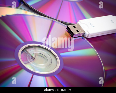 USB-Laufwerk auf CD-Stapel Stockfoto