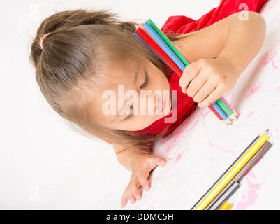 Junges Mädchen Färbung mit Buntstiften Stockfoto