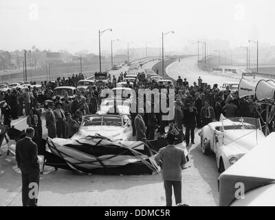 Freeway öffnen, eventuell die Ventura Freeway in Los Angeles, Kalifornien, USA, Ende der 1940er-Jahre. Artist: Unbekannt Stockfoto