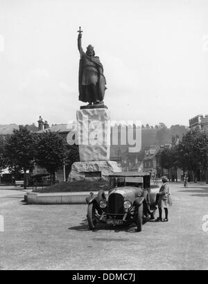 Bentley 3 Liter von König Alfred Statue in Winchester, Hampshire. Artist: Unbekannt Stockfoto