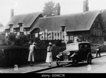 1933 Triumph Super neun Limousine bei Anne Hathaway's Cottage, Shottery, Warwickshire, c 1933. Artist: Unbekannt Stockfoto