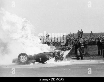 Tony Brooks' Auto auf Feuer an der Britische Grand Prix, Silverstone, Northamptonshire, 1956. Artist: Unbekannt Stockfoto