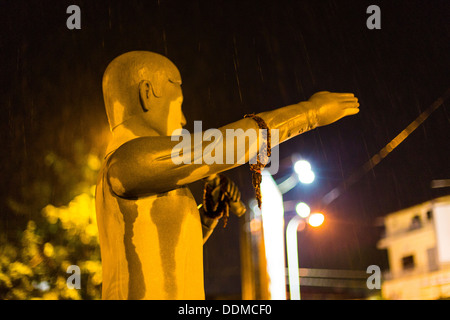 Statue des ermordeten Gewerkschaftsführer Chea Vichea, Phnom Penh, Kambodscha. Stockfoto