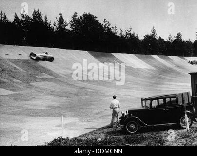 John Cobb von Napier Railton auf den Bankensektor, Brooklands, Surrey, c 1933 - c 1935. Artist: Unbekannt Stockfoto