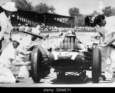 Jack Brabham Cooper's in den Gruben, 500 Meilen von Indianapolis, Indiana, USA, 1961. Artist: Unbekannt Stockfoto