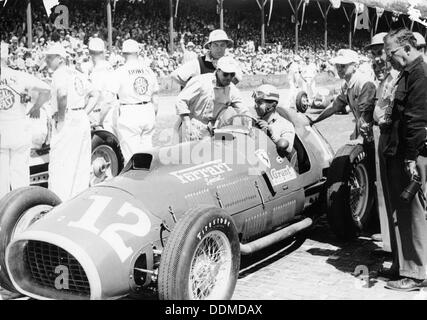 Alberto Ascari am Rad eines 4,5 liter Ferrari, Indianapolis, 1952. Artist: Unbekannt Stockfoto