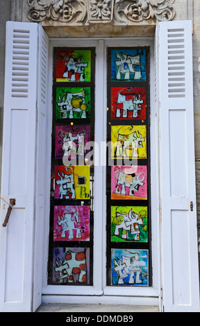 Künstler-Eindruck der Normandie Kuh in einem shuttered Fenster angezeigt. Stockfoto