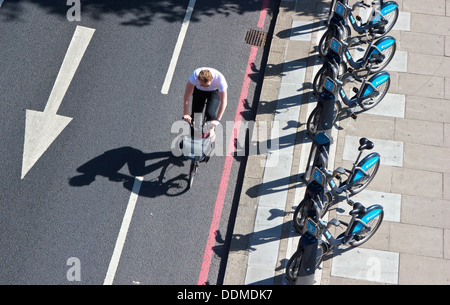 Radfahrer vorbei Leihfahrräder mieten-docking-Station Victoria Embankment London England Europa Stockfoto