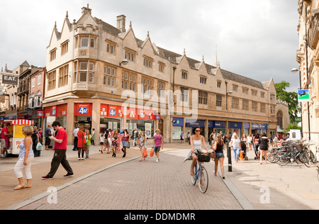 Cambridge Stadtzentrum, St. Andrews Straßenszene im Sommer, Cambridge, UK Stockfoto