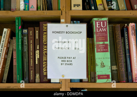 Close-up Bücherregale und Preise auf Ehrlichkeit Buchhandlung, Hay-on-Wye Powys Wales Großbritannien Europa Stockfoto