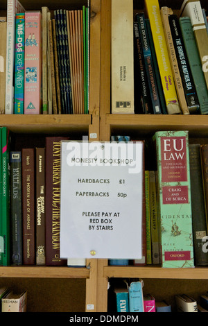 Close-up Bücherregale und Preise auf Ehrlichkeit Buchhandlung, Hay-on-Wye Powys Wales Großbritannien Europa Stockfoto