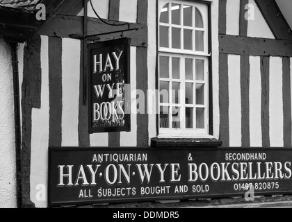 Heu auf Wye Booksellers Shop Powys Wales Großbritannien Europa Stockfoto