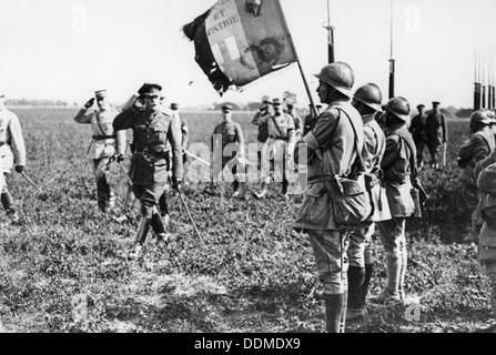 Feldmarschall Sir Douglas Haig salutierte eine Infanterie Flagge, WWI, c 1914 - c 1918. Artist: Unbekannt Stockfoto