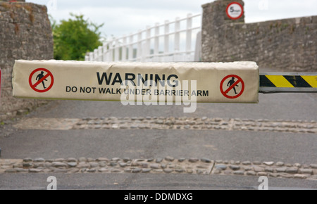 Automatische Schranke mit Warnung bei Klasse 2 aufgeführten Whitney Wye Mautbrücke Herefordshire England Europa Stockfoto