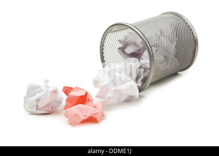 vollen Korb mit Papier isoliert auf weißem Hintergrund Stockfoto