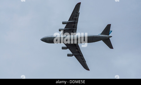 Antonov 124-100 UR-82073 Jumbo Jet Cargo Transporter Flugzeug fliegen Unterbauch Landescheinwerfer auf Klappen bewölktem Himmel Stockfoto