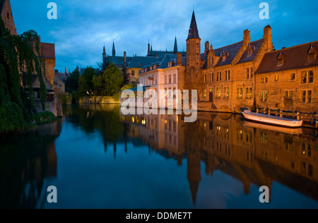 Night-Time-Ansicht der Rozenhoedkaai in Brügge, Belgien Stockfoto