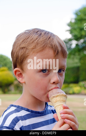 Junge essen Eiscreme-Kegel Stockfoto