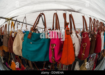 Handtaschen zum Verkauf an ein Straßenfest in Midtown in New York am Sonntag, 1. September 2013. (© Richard B. Levine) Stockfoto
