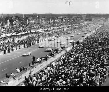 Start der 24 Stunden von Le Mans, Frankreich, 1965. Artist: Unbekannt Stockfoto