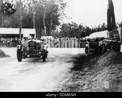 Bentley vorbei abgestürzte Lagonda, 24 Stunden von Le Mans 1928. Artist: Unbekannt Stockfoto