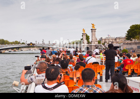 Bateaux Mouches Boot auf dem Fluss Seine in Paris. Stockfoto