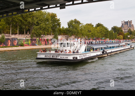 Bateaux Mouches Boot auf dem Fluss Seine in Paris. Stockfoto