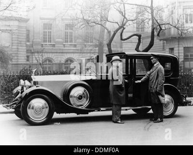 Rolls Royce mit Chauffeur. Artist: Unbekannt Stockfoto