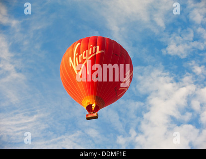 Ein natives Heißluftballon über Shropshire, England. Stockfoto