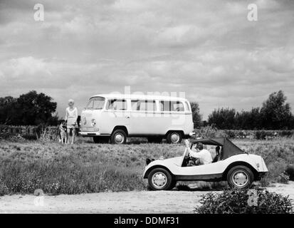 1971 VW camper Van und Strand Buggy, (c 1971?). Artist: Unbekannt Stockfoto