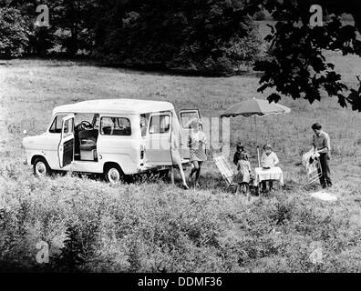 Familie Gruppe mit einem 1968 Ford Explorer Camper van, (1968?). Artist: Unbekannt Stockfoto