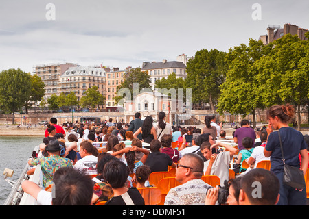 Bateaux Mouches Boot auf dem Fluss Seine in Paris. Stockfoto
